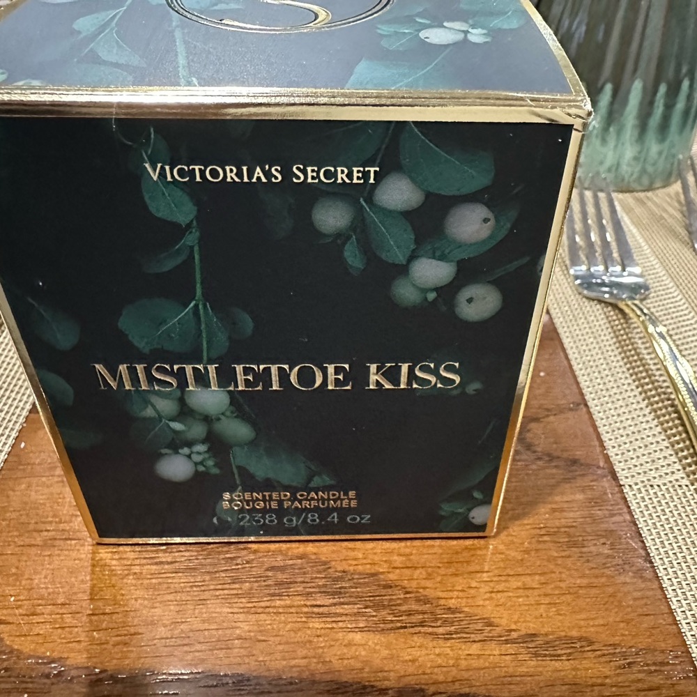 New Victoria Secret Mistletoe Kiss Candle